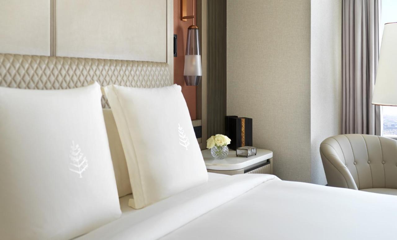 Four Seasons Hotel Riyadh Eksteriør billede A guest room at The St. Regis Mumbai
